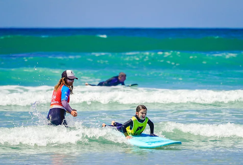 Cours de surf pour enfant en Bretagne