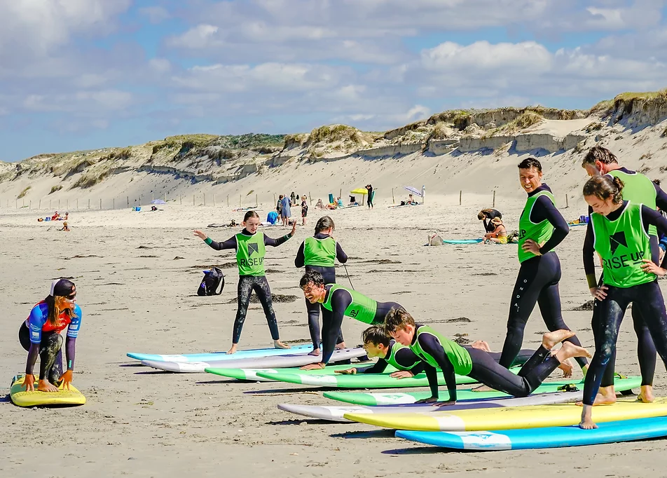 Cours de surf en famille dans le Finistère sud