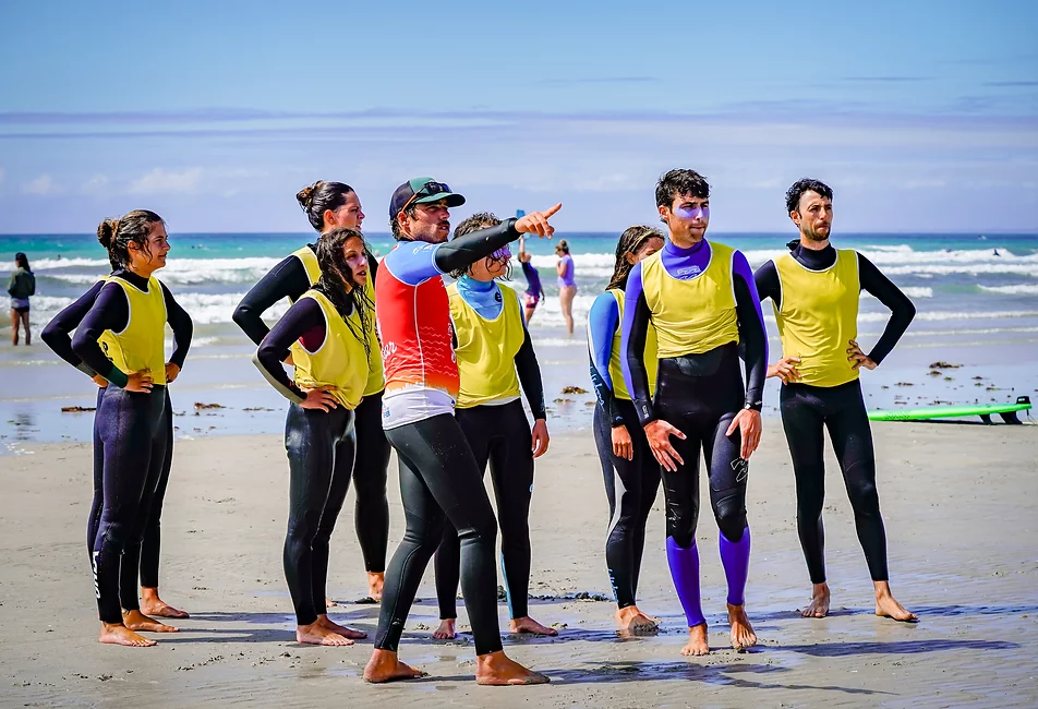 Cours de surf collectifs à la Torche dans le Finistère